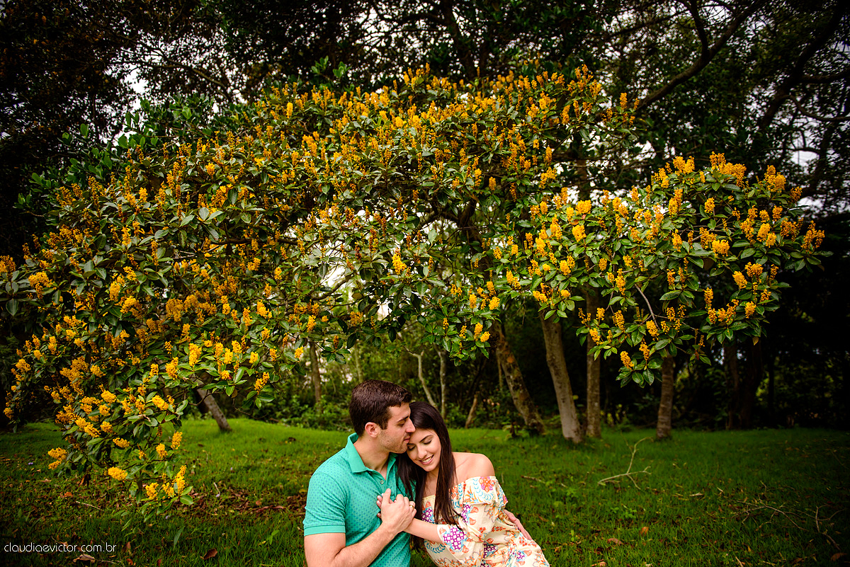 Ensaio fotografico pre casamento em guarapari por fotógrafos de casamento de Vila Velha fotógrafos de casamento de Vitória fotógrafos de casamento de Serra ES book casal feliz fotos divertidas e alegres no campo e  praia com por do sol