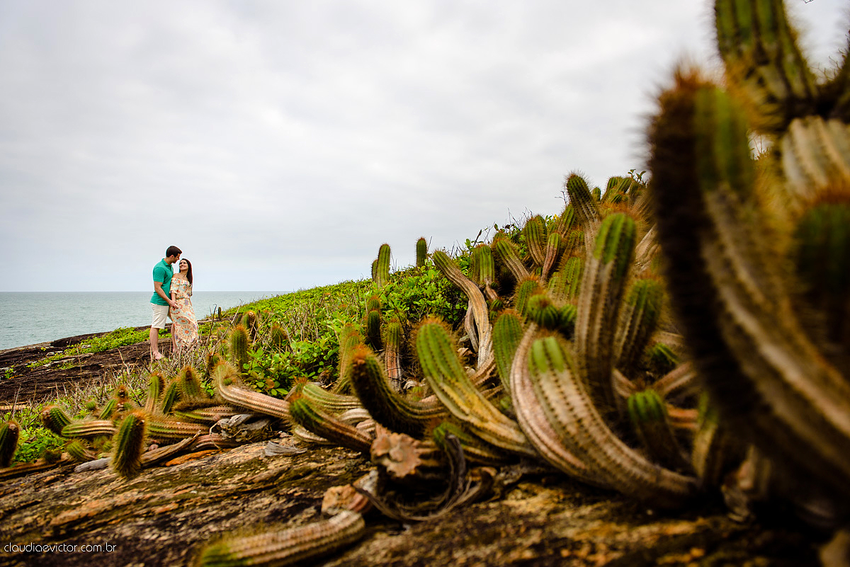 Ensaio fotografico pre casamento em guarapari por fotógrafos de casamento de Vila Velha fotógrafos de casamento de Vitória fotógrafos de casamento de Serra ES book casal feliz fotos divertidas e alegres no campo e  praia com por do sol