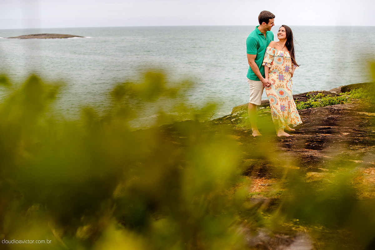 Ensaio fotografico pre casamento em guarapari por fotógrafos de casamento de Vila Velha fotógrafos de casamento de Vitória fotógrafos de casamento de Serra ES book casal feliz fotos divertidas e alegres no campo e  praia com por do sol