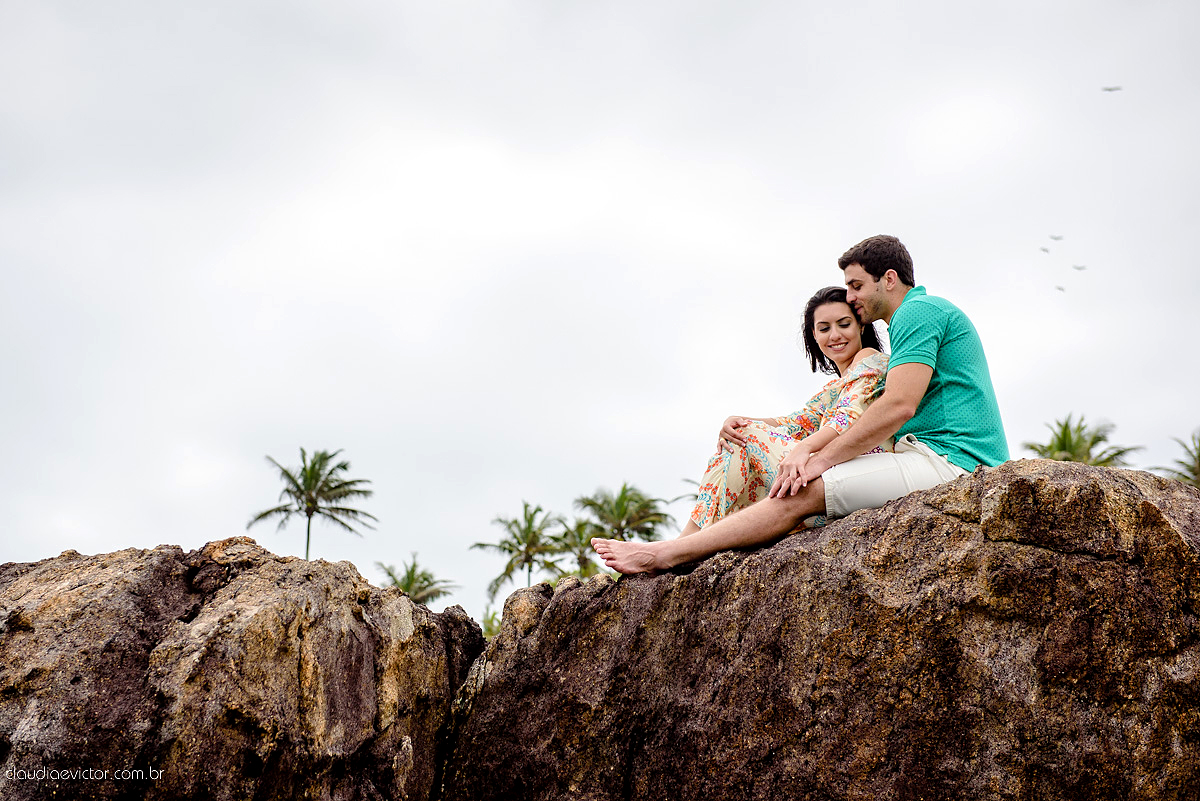 Ensaio fotografico pre casamento em guarapari por fotógrafos de casamento de Vila Velha fotógrafos de casamento de Vitória fotógrafos de casamento de Serra ES book casal feliz fotos divertidas e alegres no campo e  praia com por do sol