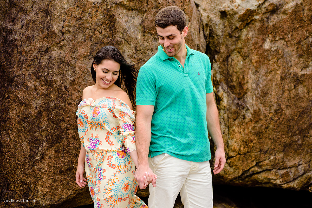 Ensaio fotografico pre casamento em guarapari por fotógrafos de casamento de Vila Velha fotógrafos de casamento de Vitória fotógrafos de casamento de Serra ES book casal feliz fotos divertidas e alegres no campo e  praia com por do sol