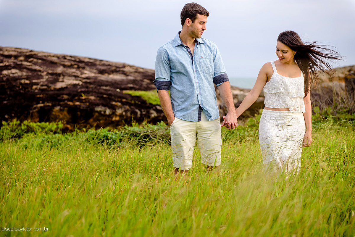 Ensaio fotografico pre casamento em guarapari por fotógrafos de casamento de Vila Velha fotógrafos de casamento de Vitória fotógrafos de casamento de Serra ES book casal feliz fotos divertidas e alegres no campo e  praia com por do sol