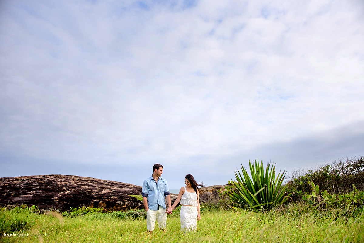 Ensaio fotografico pre casamento em guarapari por fotógrafos de casamento de Vila Velha fotógrafos de casamento de Vitória fotógrafos de casamento de Serra ES book casal feliz fotos divertidas e alegres no campo e  praia com por do sol