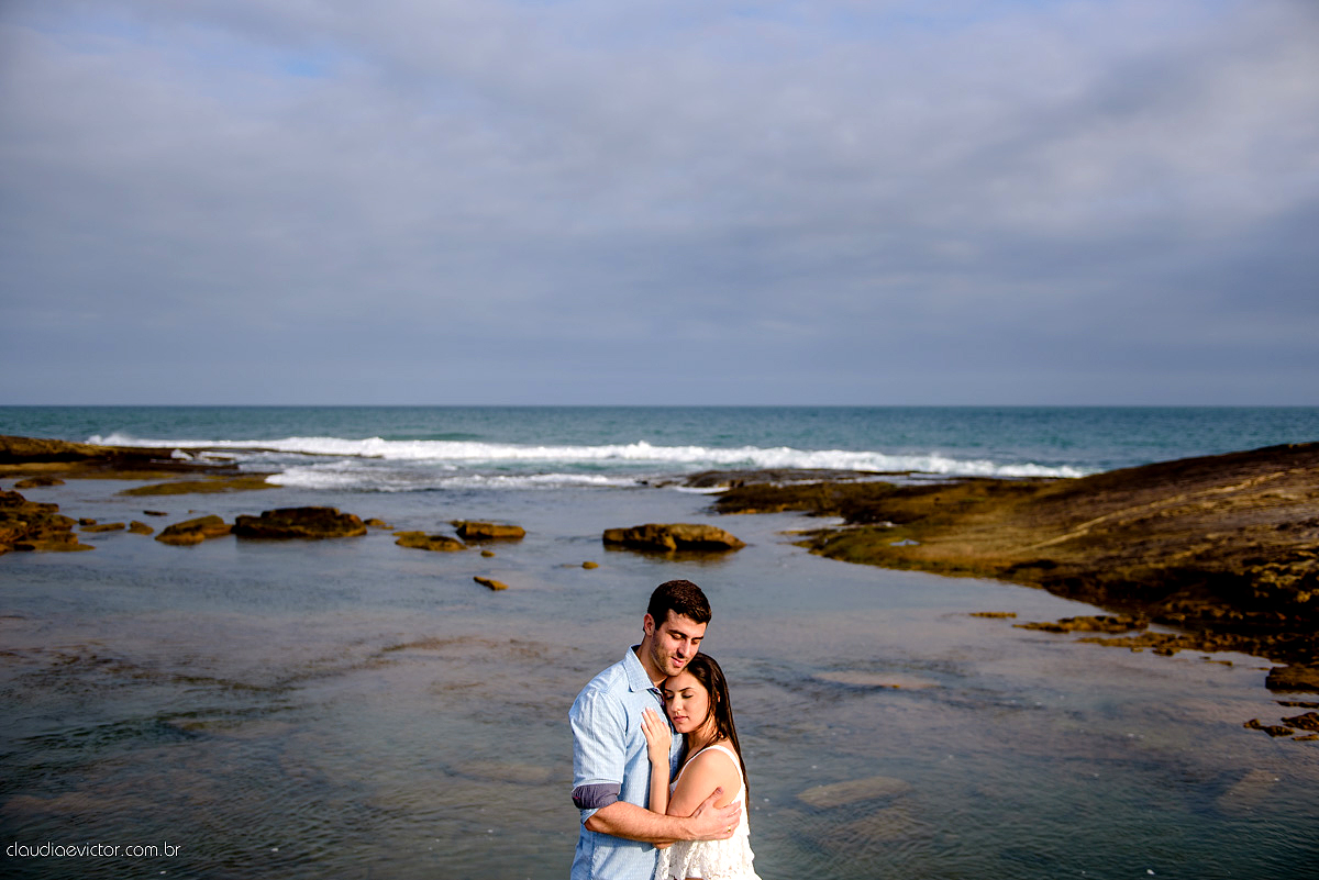 Ensaio fotografico pre casamento em guarapari por fotógrafos de casamento de Vila Velha fotógrafos de casamento de Vitória fotógrafos de casamento de Serra ES book casal feliz fotos divertidas e alegres no campo e  praia com por do sol