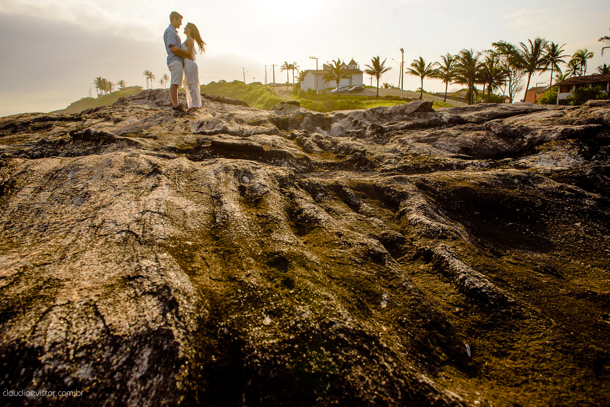 Ensaio fotografico pre casamento em guarapari por fotógrafos de casamento de Vila Velha fotógrafos de casamento de Vitória fotógrafos de casamento de Serra ES book casal feliz fotos divertidas e alegres no campo e  praia com por do sol