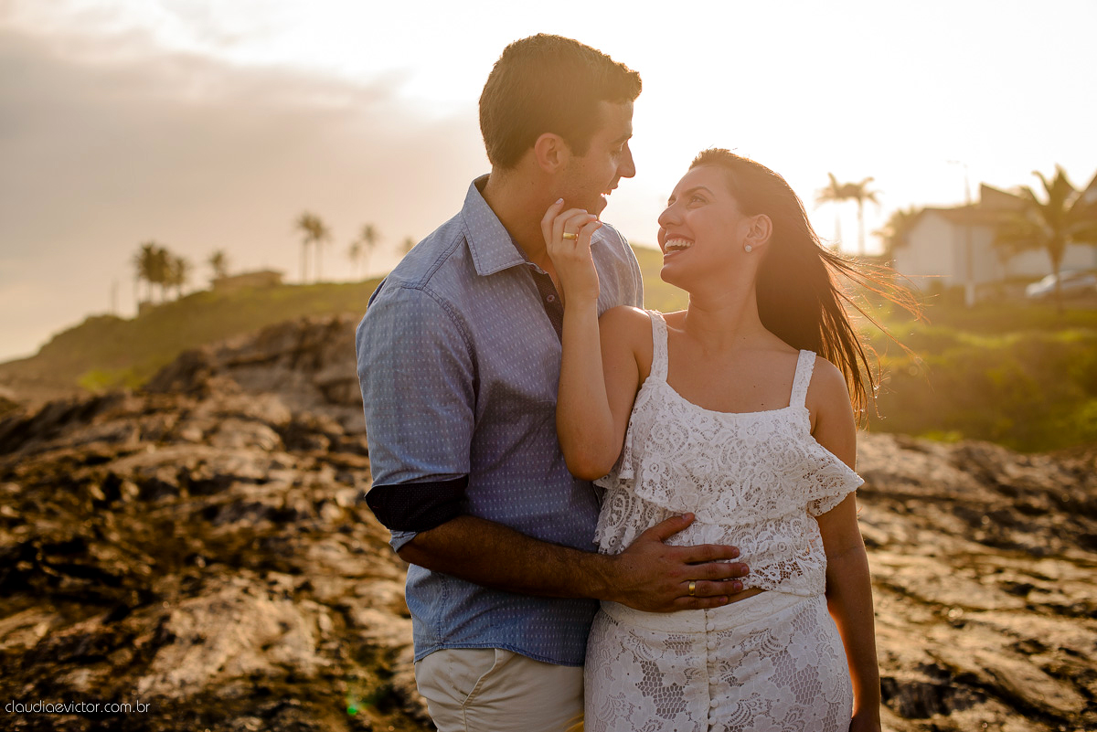 Ensaio fotografico pre casamento em guarapari por fotógrafos de casamento de Vila Velha fotógrafos de casamento de Vitória fotógrafos de casamento de Serra ES book casal feliz fotos divertidas e alegres no campo e  praia com por do sol