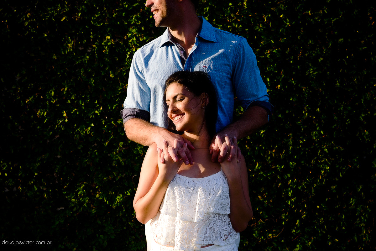 Ensaio fotografico pre casamento em guarapari por fotógrafos de casamento de Vila Velha fotógrafos de casamento de Vitória fotógrafos de casamento de Serra ES book casal feliz fotos divertidas e alegres no campo e  praia com por do sol