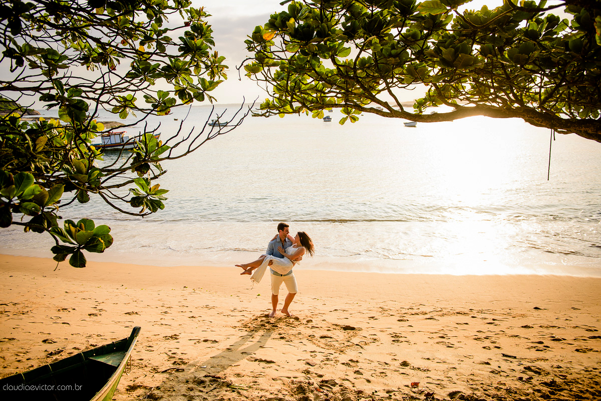 Ensaio fotografico pre casamento em guarapari por fotógrafos de casamento de Vila Velha fotógrafos de casamento de Vitória fotógrafos de casamento de Serra ES book casal feliz fotos divertidas e alegres no campo e  praia com por do sol