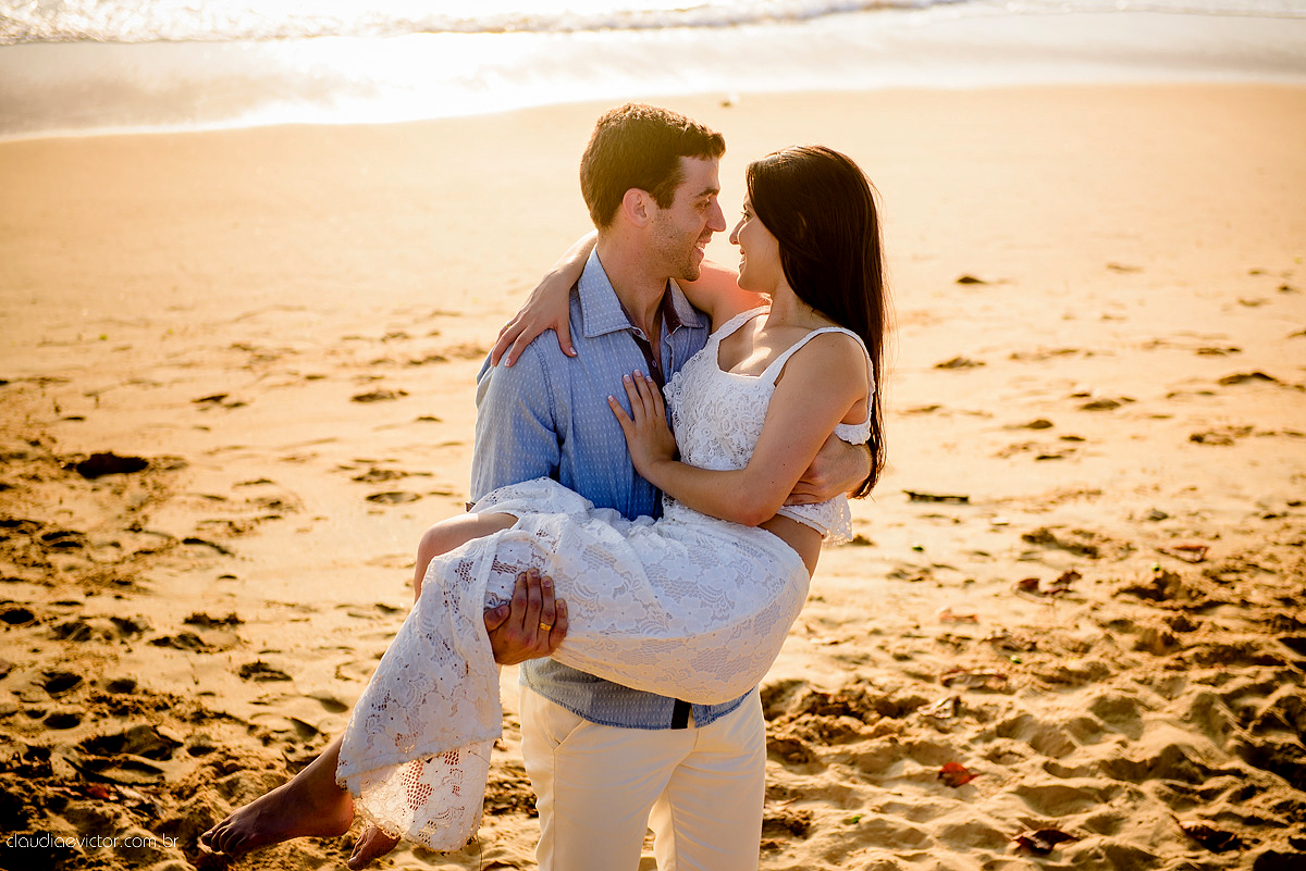 Ensaio fotografico pre casamento em guarapari por fotógrafos de casamento de Vila Velha fotógrafos de casamento de Vitória fotógrafos de casamento de Serra ES book casal feliz fotos divertidas e alegres no campo e  praia com por do sol