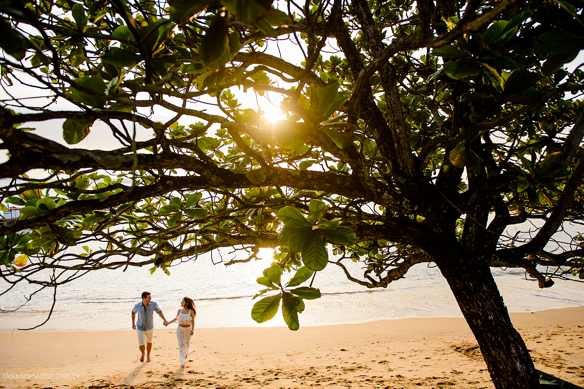 Ensaio fotografico pre casamento em guarapari por fotógrafos de casamento de Vila Velha fotógrafos de casamento de Vitória fotógrafos de casamento de Serra ES book casal feliz fotos divertidas e alegres no campo e  praia com por do sol
