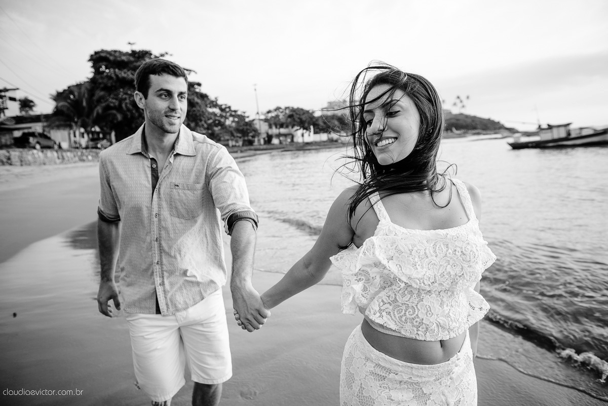 Ensaio fotografico pre casamento em guarapari por fotógrafos de casamento de Vila Velha fotógrafos de casamento de Vitória fotógrafos de casamento de Serra ES book casal feliz fotos divertidas e alegres no campo e  praia com por do sol
