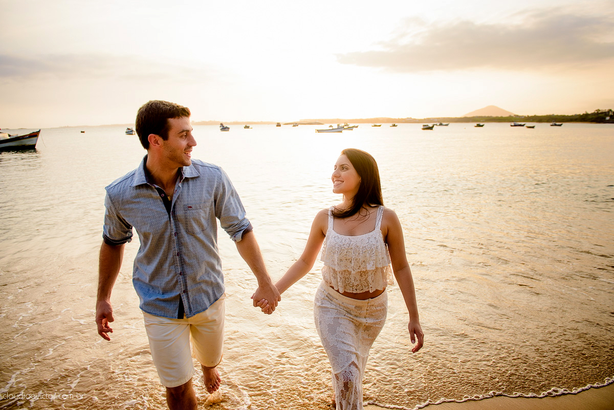 Ensaio fotografico pre casamento em guarapari por fotógrafos de casamento de Vila Velha fotógrafos de casamento de Vitória fotógrafos de casamento de Serra ES book casal feliz fotos divertidas e alegres no campo e  praia com por do sol