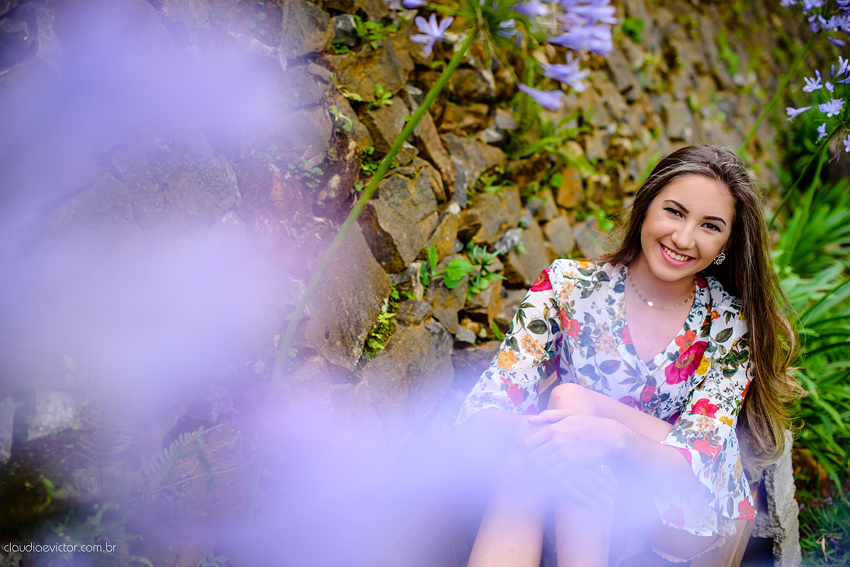 Lindo ensaio feminino de 15 anos realizado no Tecnotruta em Ibitirama ES com lindas paisagens e flores por fotógrafos de casamento de Vila Velha fotógrafos de casamento de Vitória fotógrafos de casamento de Serra Espirito Santo