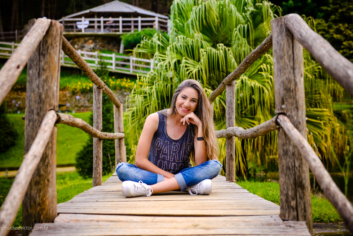 Lindo ensaio feminino de 15 anos realizado no Tecnotruta em Ibitirama ES com lindas paisagens e flores por fotógrafos de casamento de Vila Velha fotógrafos de casamento de Vitória fotógrafos de casamento de Serra Espirito Santo
