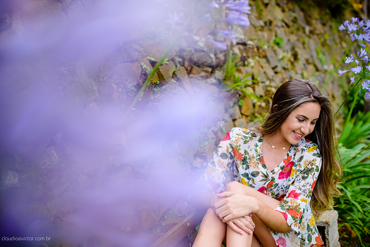 Lindo ensaio feminino de 15 anos realizado no Tecnotruta em Ibitirama ES com lindas paisagens e flores por fotógrafos de casamento de Vila Velha fotógrafos de casamento de Vitória fotógrafos de casamento de Serra Espirito Santo