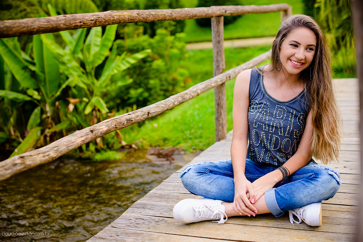 Lindo ensaio feminino de 15 anos realizado no Tecnotruta em Ibitirama ES com lindas paisagens e flores por fotógrafos de casamento de Vila Velha fotógrafos de casamento de Vitória fotógrafos de casamento de Serra Espirito Santo