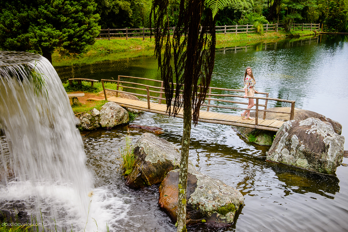 Lindo ensaio feminino de 15 anos realizado no Tecnotruta em Ibitirama ES com lindas paisagens e flores por fotógrafos de casamento de Vila Velha fotógrafos de casamento de Vitória fotógrafos de casamento de Serra Espirito Santo
