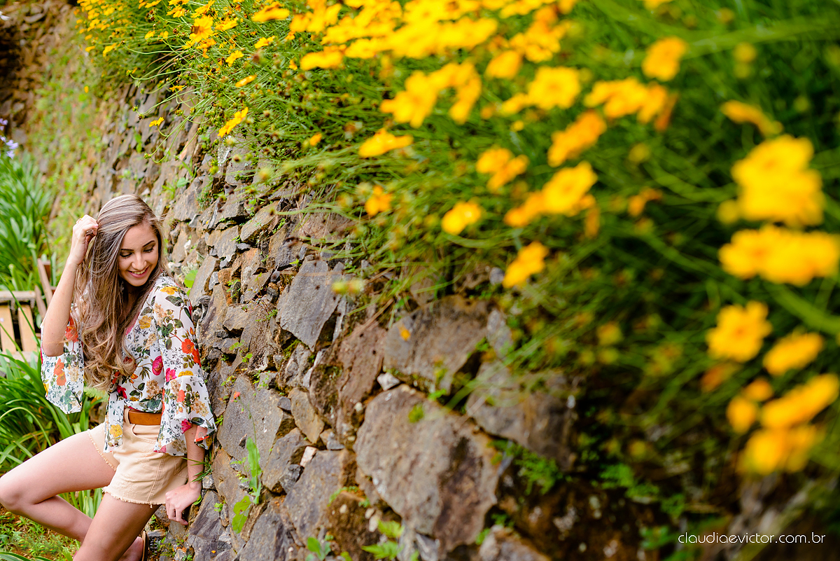 Lindo ensaio feminino de 15 anos realizado no Tecnotruta em Ibitirama ES com lindas paisagens e flores por fotógrafos de casamento de Vila Velha fotógrafos de casamento de Vitória fotógrafos de casamento de Serra Espirito Santo
