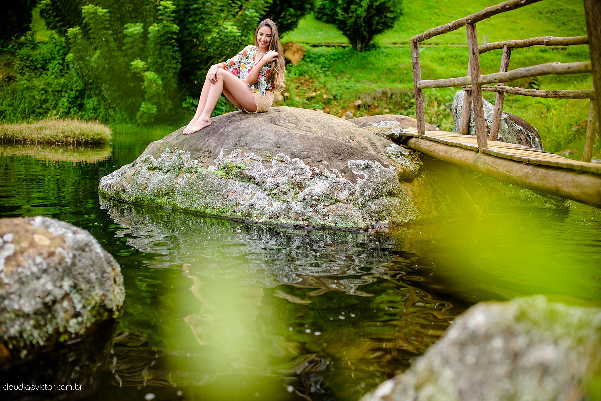 Lindo ensaio feminino de 15 anos realizado no Tecnotruta em Ibitirama ES com lindas paisagens e flores por fotógrafos de casamento de Vila Velha fotógrafos de casamento de Vitória fotógrafos de casamento de Serra Espirito Santo