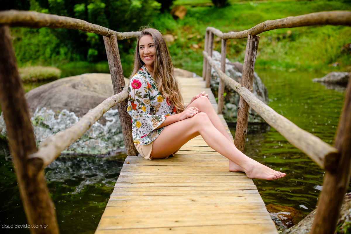 Lindo ensaio feminino de 15 anos realizado no Tecnotruta em Ibitirama ES com lindas paisagens e flores por fotógrafos de casamento de Vila Velha fotógrafos de casamento de Vitória fotógrafos de casamento de Serra Espirito Santo
