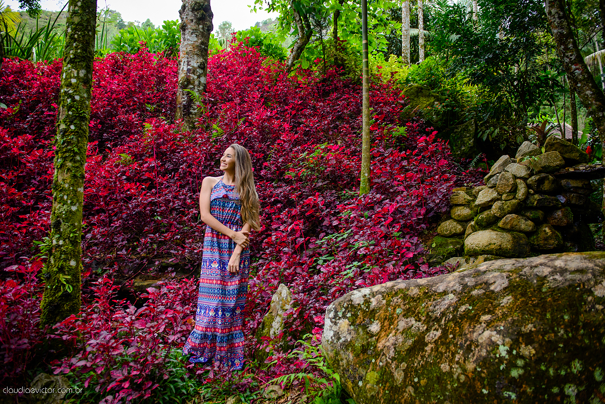 Lindo ensaio feminino de 15 anos realizado no Tecnotruta em Ibitirama ES com lindas paisagens e flores por fotógrafos de casamento de Vila Velha fotógrafos de casamento de Vitória fotógrafos de casamento de Serra Espirito Santo