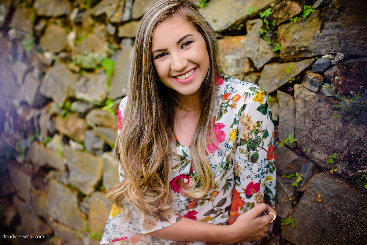 Lindo ensaio feminino de 15 anos realizado no Tecnotruta em Ibitirama ES com lindas paisagens e flores por fotógrafos de casamento de Vila Velha fotógrafos de casamento de Vitória fotógrafos de casamento de Serra Espirito Santo