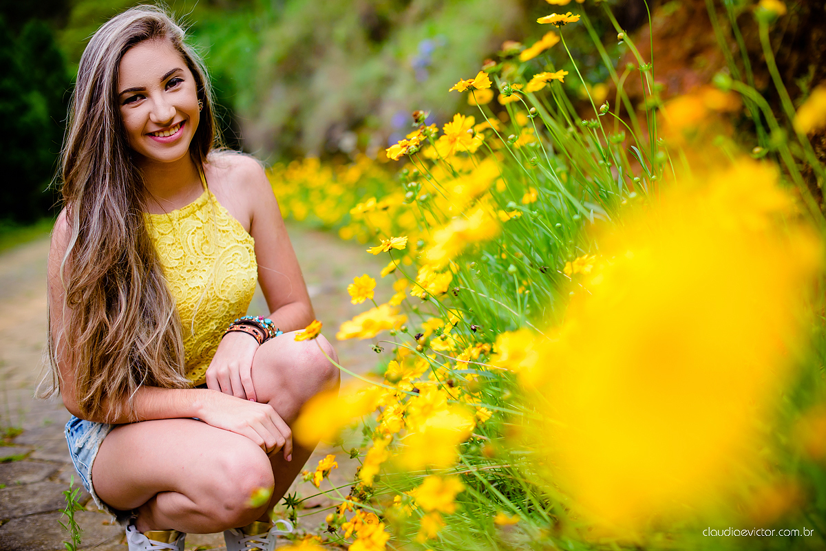 Lindo ensaio feminino de 15 anos realizado no Tecnotruta em Ibitirama ES com lindas paisagens e flores por fotógrafos de casamento de Vila Velha fotógrafos de casamento de Vitória fotógrafos de casamento de Serra Espirito Santo