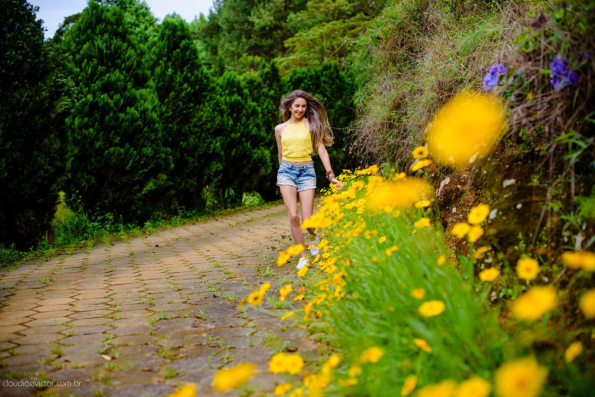 Lindo ensaio feminino de 15 anos realizado no Tecnotruta em Ibitirama ES com lindas paisagens e flores por fotógrafos de casamento de Vila Velha fotógrafos de casamento de Vitória fotógrafos de casamento de Serra Espirito Santo