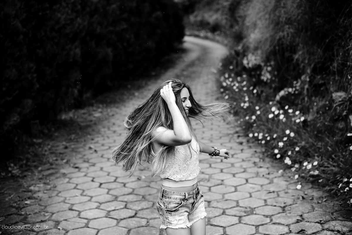Lindo ensaio feminino de 15 anos realizado no Tecnotruta em Ibitirama ES com lindas paisagens e flores por fotógrafos de casamento de Vila Velha fotógrafos de casamento de Vitória fotógrafos de casamento de Serra Espirito Santo