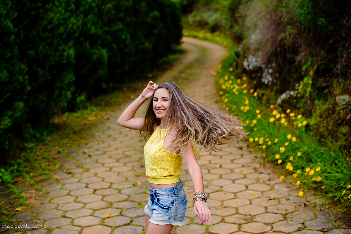 Lindo ensaio feminino de 15 anos realizado no Tecnotruta em Ibitirama ES com lindas paisagens e flores por fotógrafos de casamento de Vila Velha fotógrafos de casamento de Vitória fotógrafos de casamento de Serra Espirito Santo