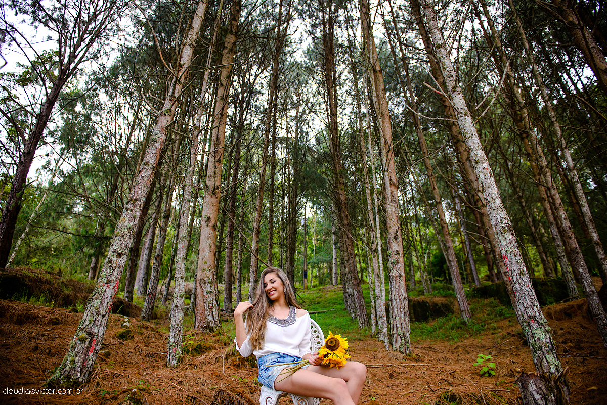 Lindo ensaio feminino de 15 anos realizado no Tecnotruta em Ibitirama ES com lindas paisagens e flores por fotógrafos de casamento de Vila Velha fotógrafos de casamento de Vitória fotógrafos de casamento de Serra Espirito Santo