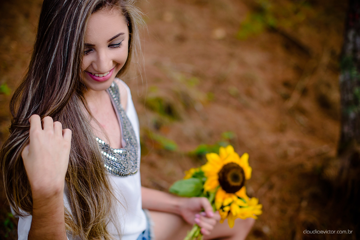 Lindo ensaio feminino de 15 anos realizado no Tecnotruta em Ibitirama ES com lindas paisagens e flores por fotógrafos de casamento de Vila Velha fotógrafos de casamento de Vitória fotógrafos de casamento de Serra Espirito Santo