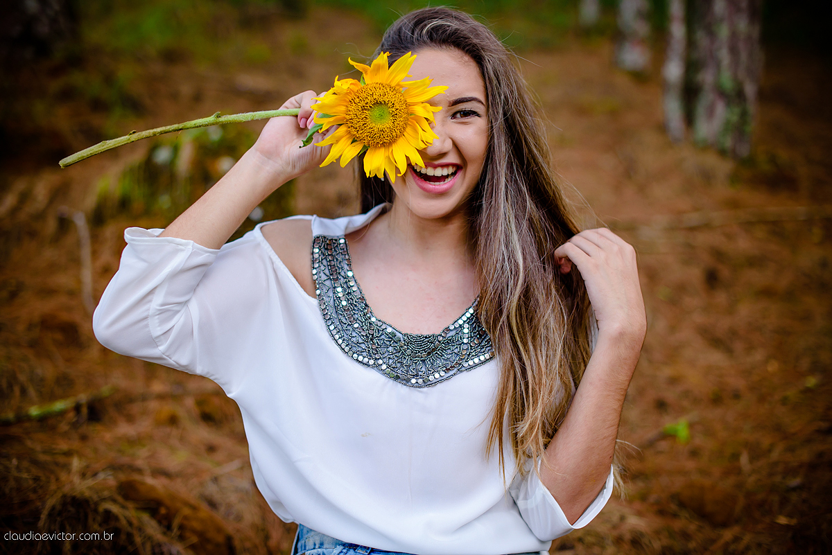 Lindo ensaio feminino de 15 anos realizado no Tecnotruta em Ibitirama ES com lindas paisagens e flores por fotógrafos de casamento de Vila Velha fotógrafos de casamento de Vitória fotógrafos de casamento de Serra Espirito Santo