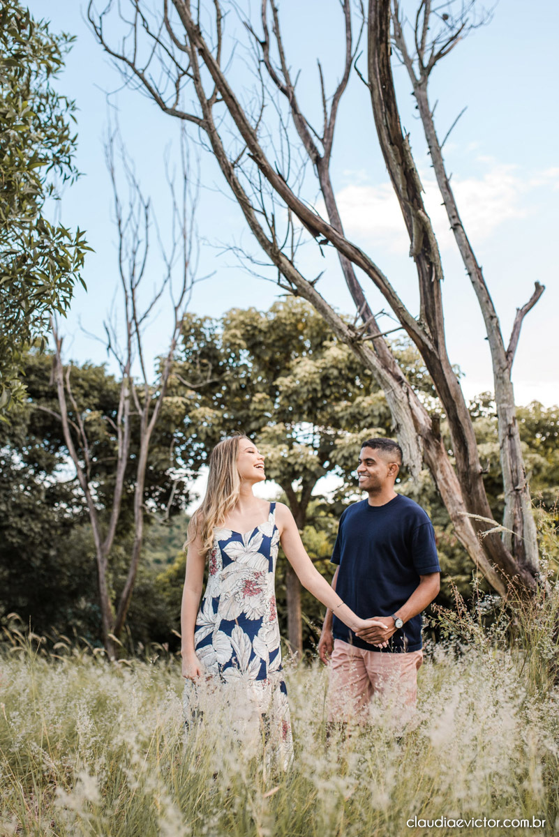 ensaio de casal com noivo noiva por do sol terceira ponte fotógrafo de casamento em vitória fotógrafo de casamento em vila velha fotógrafo de casamento em serra espirito santo es noivado noivas pré wedding 
