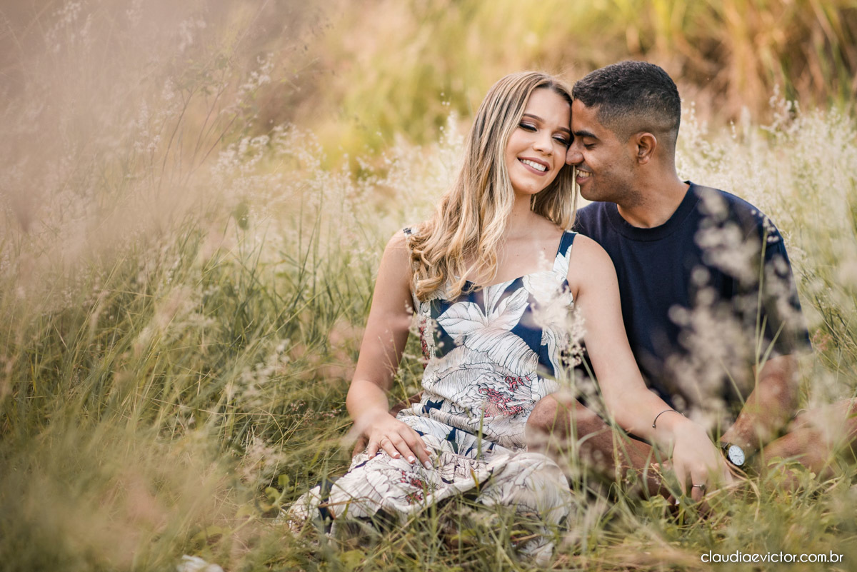 ensaio de casal com noivo noiva por do sol terceira ponte fotógrafo de casamento em vitória fotógrafo de casamento em vila velha fotógrafo de casamento em serra espirito santo es noivado noivas pré wedding 