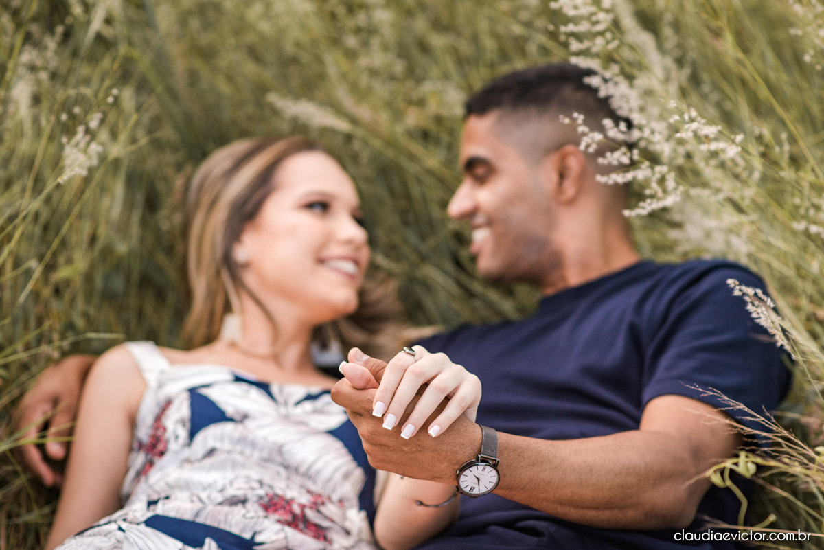 ensaio de casal com noivo noiva por do sol terceira ponte fotógrafo de casamento em vitória fotógrafo de casamento em vila velha fotógrafo de casamento em serra espirito santo es noivado noivas pré wedding 
