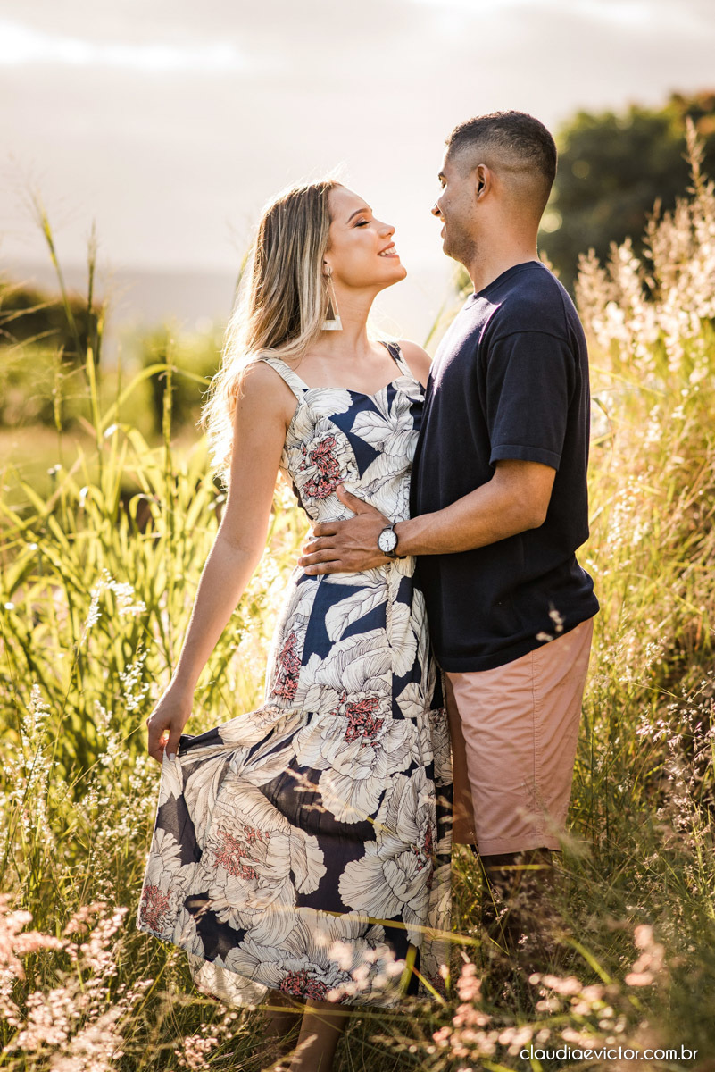 ensaio de casal com noivo noiva por do sol terceira ponte fotógrafo de casamento em vitória fotógrafo de casamento em vila velha fotógrafo de casamento em serra espirito santo es noivado noivas pré wedding 