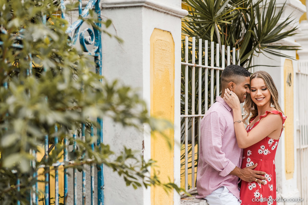 ensaio de casal com noivo noiva por do sol terceira ponte fotógrafo de casamento em vitória fotógrafo de casamento em vila velha fotógrafo de casamento em serra espirito santo es noivado noivas pré wedding 