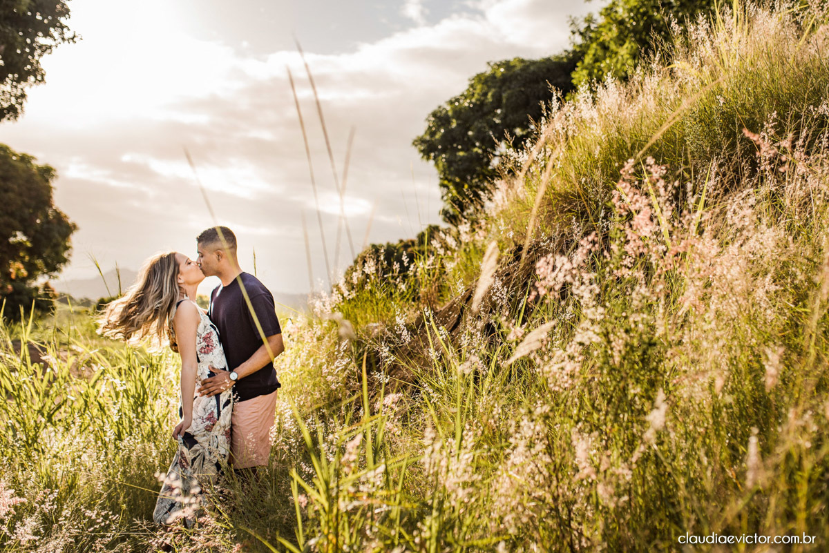 ensaio de casal com noivo noiva por do sol terceira ponte fotógrafo de casamento em vitória fotógrafo de casamento em vila velha fotógrafo de casamento em serra espirito santo es noivado noivas pré wedding 