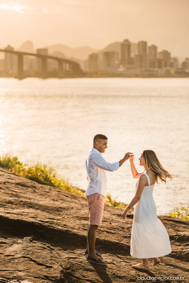ensaio de casal com noivo noiva por do sol terceira ponte fotógrafo de casamento em vitória fotógrafo de casamento em vila velha fotógrafo de casamento em serra espirito santo es noivado noivas pré wedding 