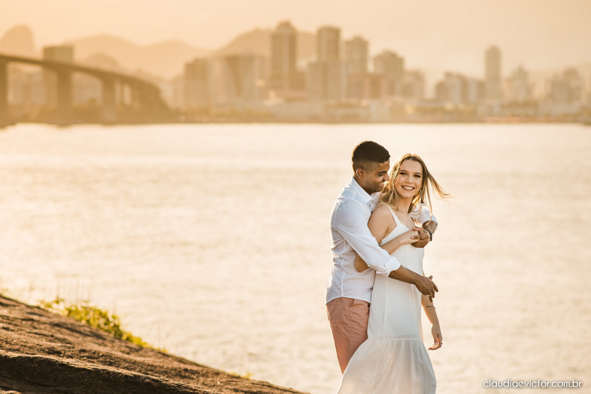 ensaio de casal com noivo noiva por do sol terceira ponte fotógrafo de casamento em vitória fotógrafo de casamento em vila velha fotógrafo de casamento em serra espirito santo es noivado noivas pré wedding 