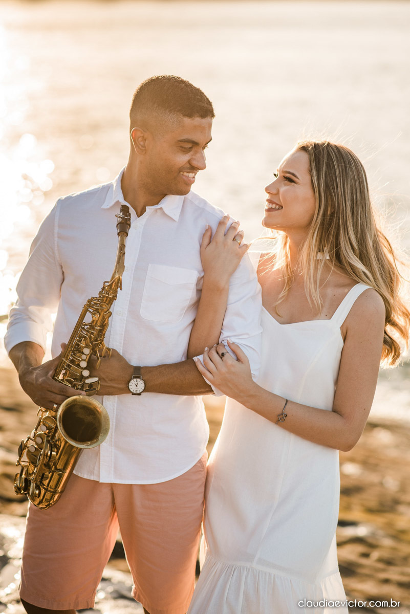 ensaio de casal com noivo noiva por do sol terceira ponte fotógrafo de casamento em vitória fotógrafo de casamento em vila velha fotógrafo de casamento em serra espirito santo es noivado noivas pré wedding 
