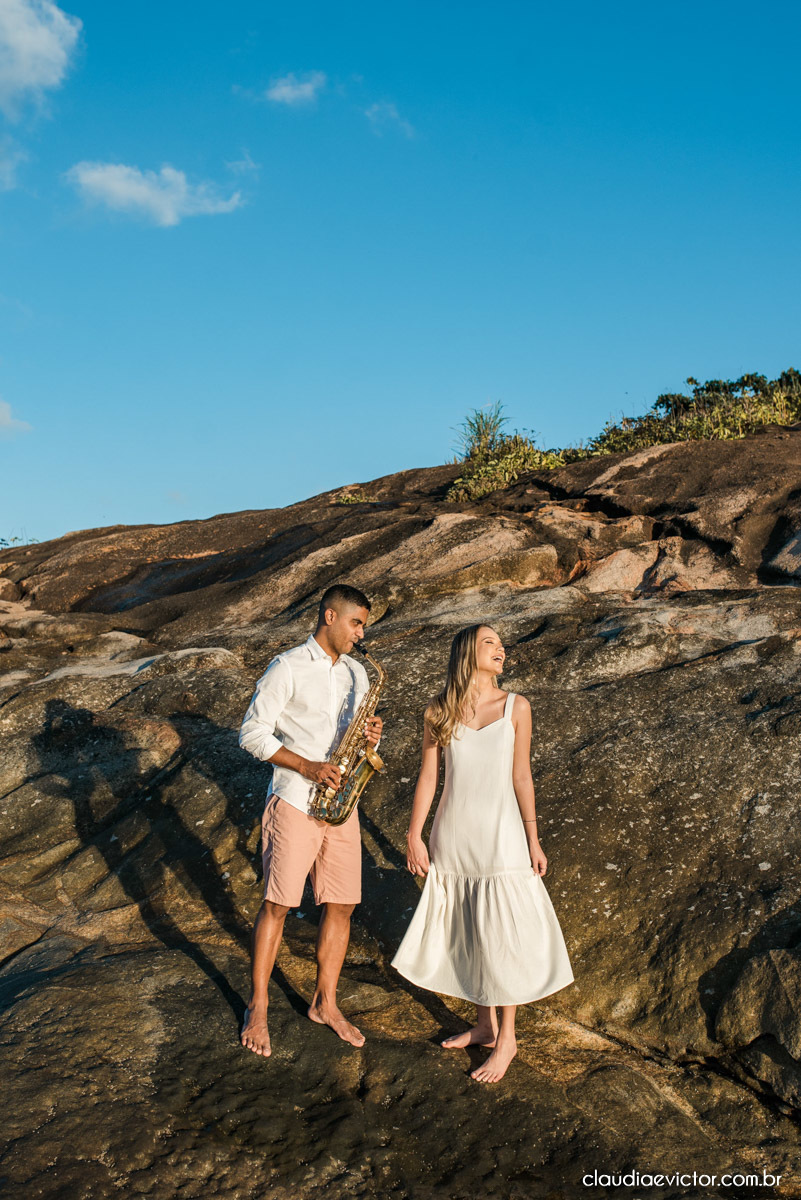 ensaio de casal com noivo noiva por do sol terceira ponte fotógrafo de casamento em vitória fotógrafo de casamento em vila velha fotógrafo de casamento em serra espirito santo es noivado noivas pré wedding 