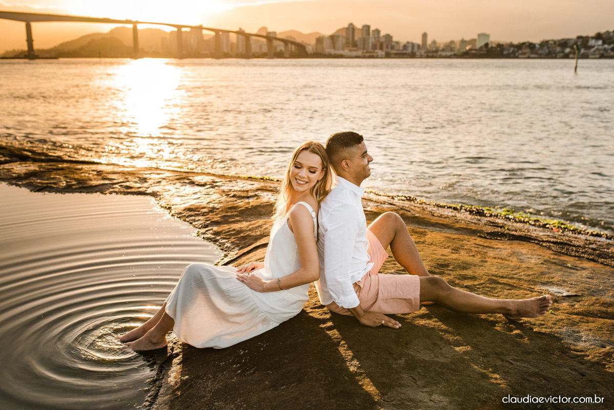 ensaio de casal com noivo noiva por do sol terceira ponte fotógrafo de casamento em vitória fotógrafo de casamento em vila velha fotógrafo de casamento em serra espirito santo es noivado noivas pré wedding 