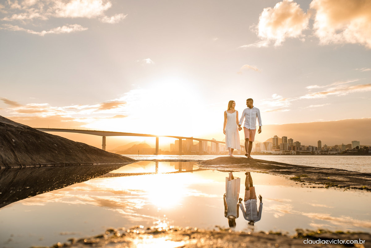 ensaio de casal com noivo noiva por do sol terceira ponte fotógrafo de casamento em vitória fotógrafo de casamento em vila velha fotógrafo de casamento em serra espirito santo es noivado noivas pré wedding 