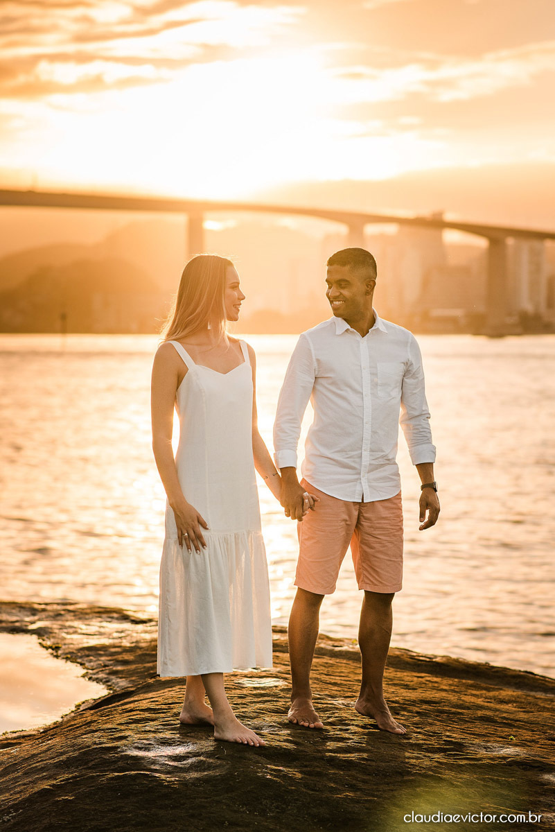 ensaio de casal com noivo noiva por do sol terceira ponte fotógrafo de casamento em vitória fotógrafo de casamento em vila velha fotógrafo de casamento em serra espirito santo es noivado noivas pré wedding 