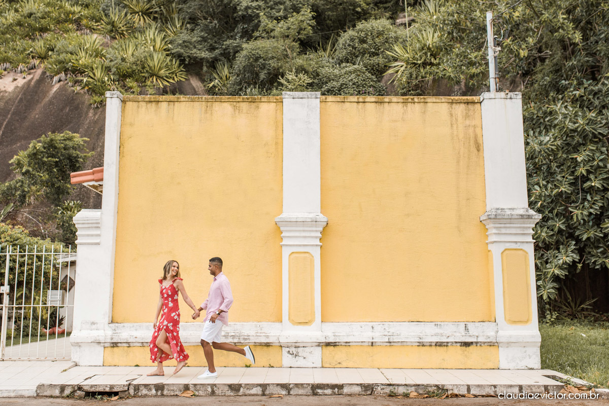 ensaio de casal com noivo noiva por do sol terceira ponte fotógrafo de casamento em vitória fotógrafo de casamento em vila velha fotógrafo de casamento em serra espirito santo es noivado noivas pré wedding 