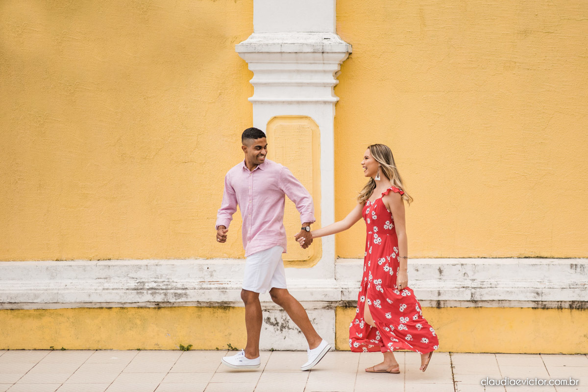 ensaio de casal com noivo noiva por do sol terceira ponte fotógrafo de casamento em vitória fotógrafo de casamento em vila velha fotógrafo de casamento em serra espirito santo es noivado noivas pré wedding 