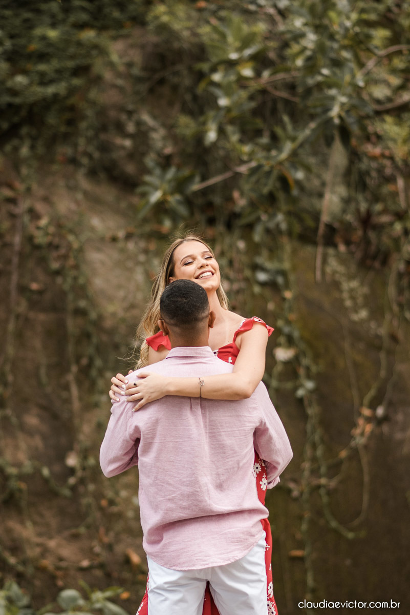 ensaio de casal com noivo noiva por do sol terceira ponte fotógrafo de casamento em vitória fotógrafo de casamento em vila velha fotógrafo de casamento em serra espirito santo es noivado noivas pré wedding 