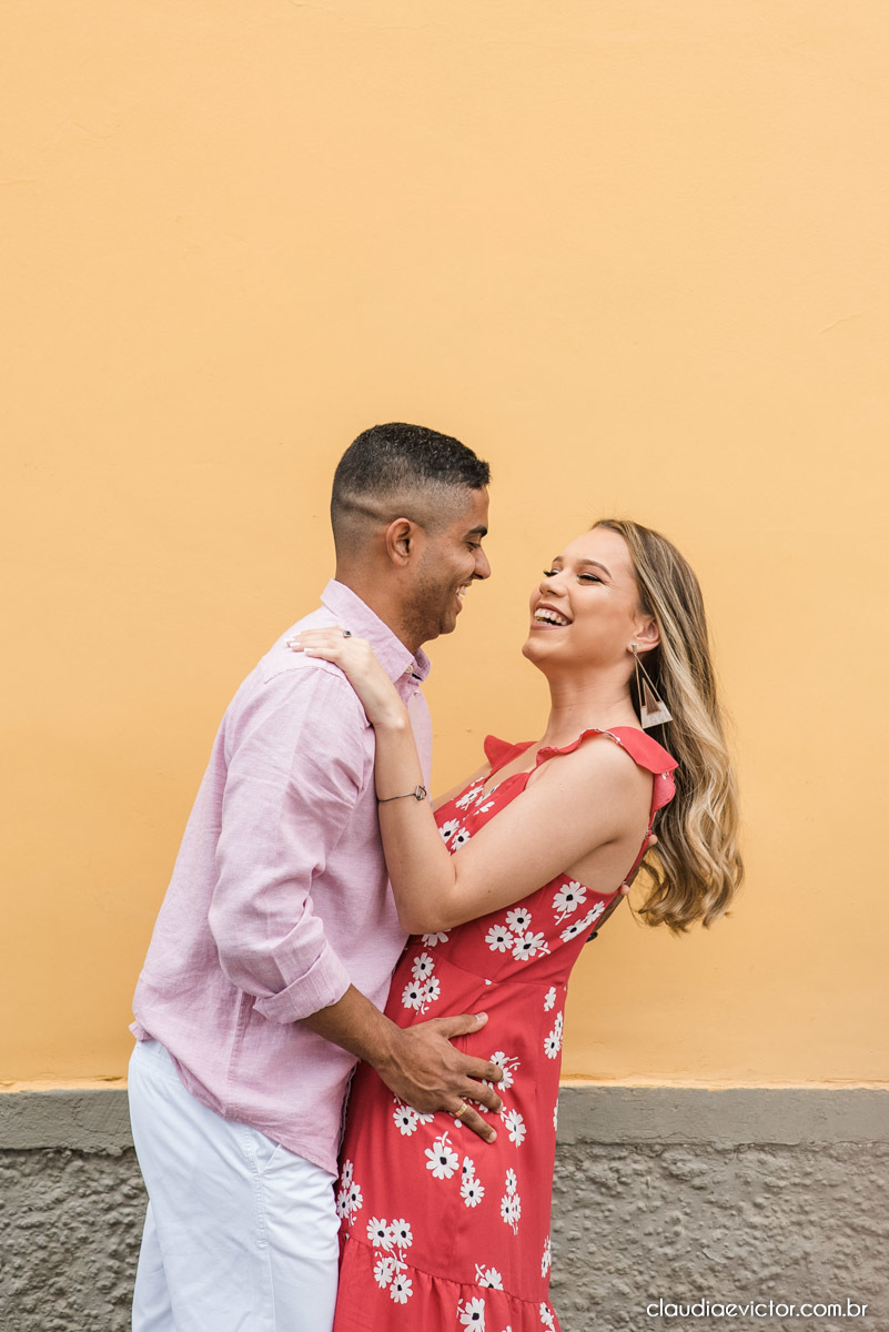 ensaio de casal com noivo noiva por do sol terceira ponte fotógrafo de casamento em vitória fotógrafo de casamento em vila velha fotógrafo de casamento em serra espirito santo es noivado noivas pré wedding 